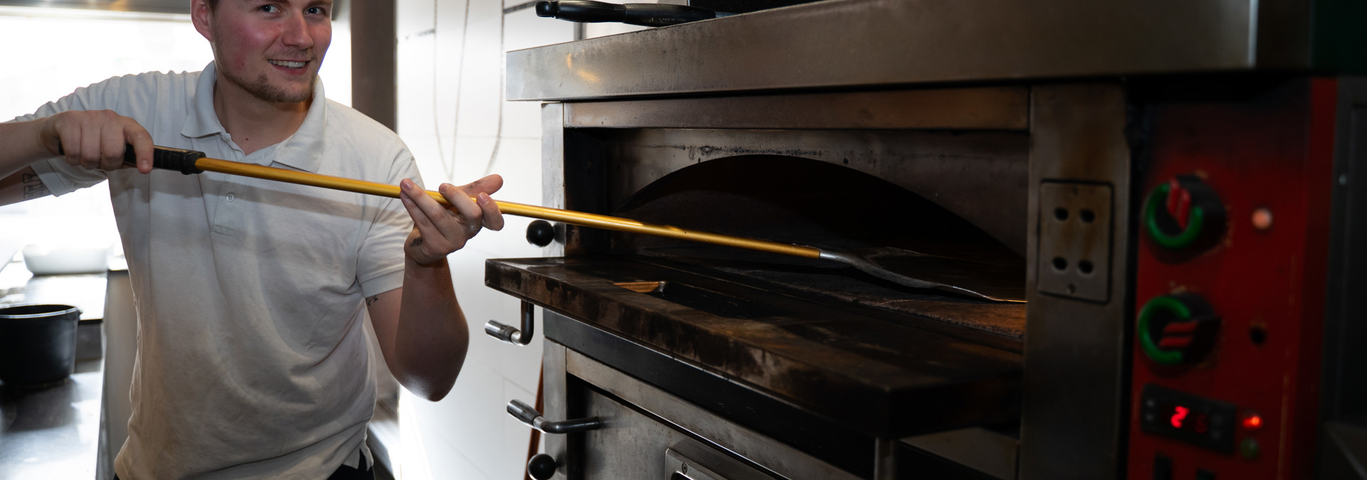 Kok bij pizza oven
